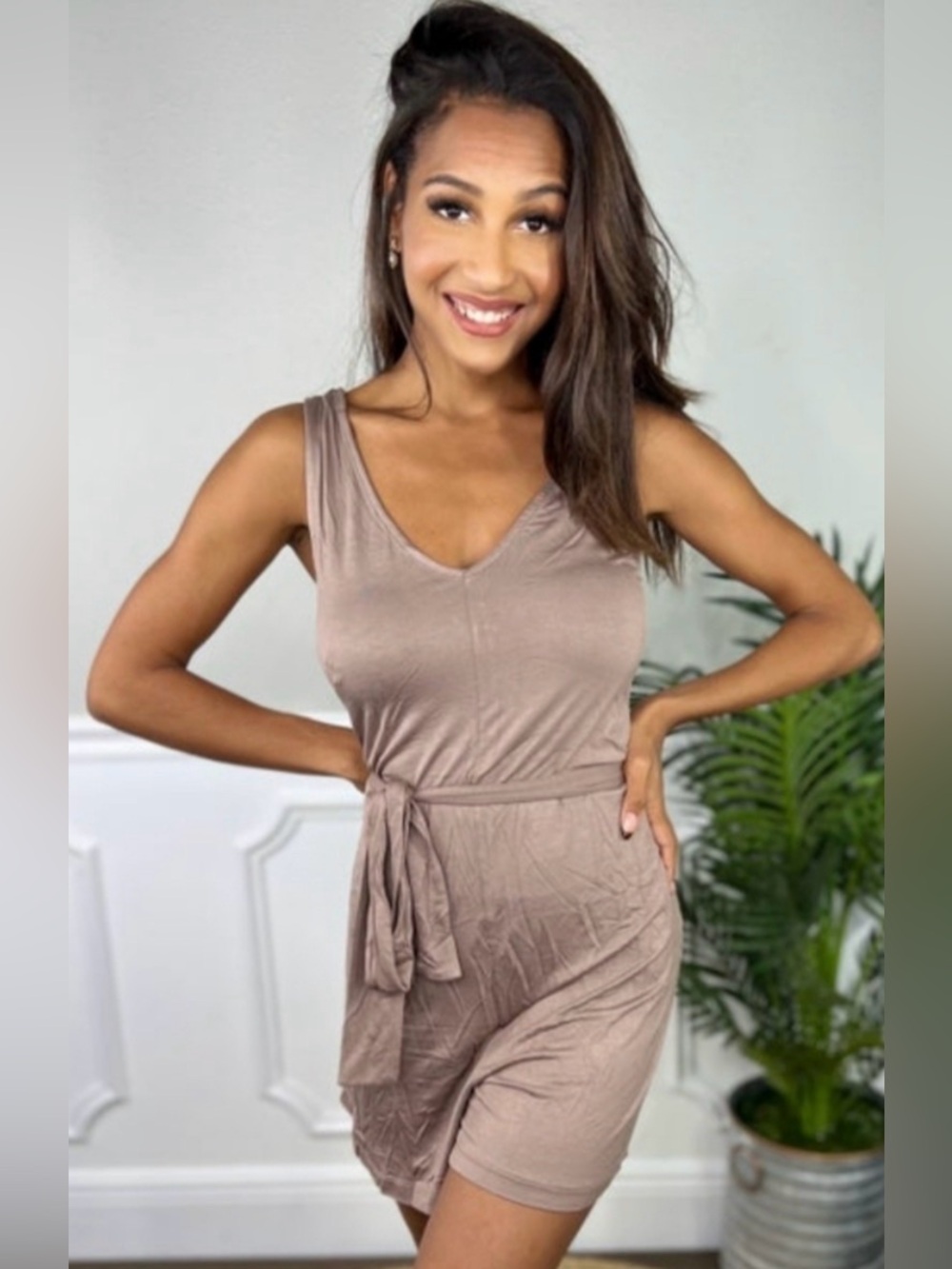ANDREE BY UNIT Taupe Sleeveless V-Neck Tie-Waist Romper